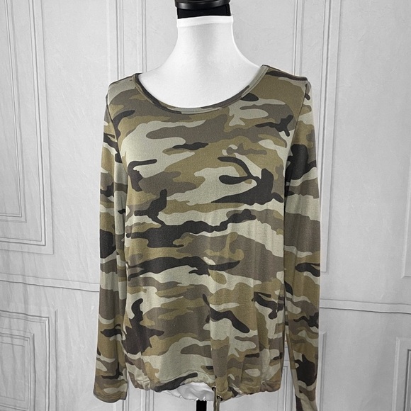 Camo top 🖤 - Picture 1 of 6